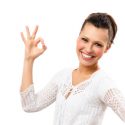 mujer ok guiño ojo Beautiful woman showing an OK sign